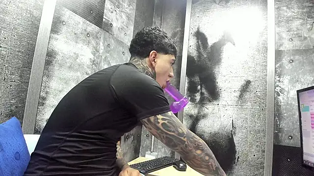 Czat XXX na żywo – Gury_tattoo