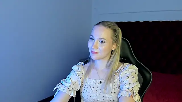 ElaraVoltage élő XXX-chatje