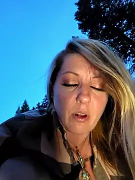 SheIsSomething Chat XXX live