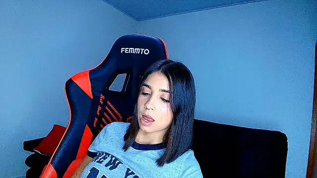 Rousse_violett élő XXX-chatje