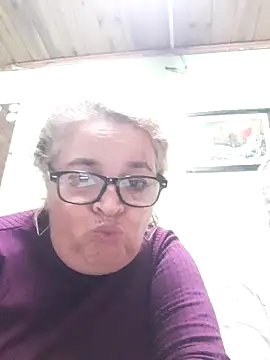 צ'אט XXX בשידור חי של momismilf544