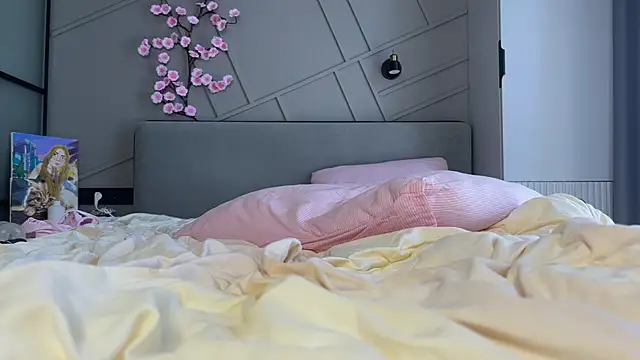 MiraJuicyJune's Live XXX Chat