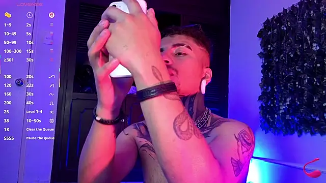 JuanCamiilo_66's Webcam Show