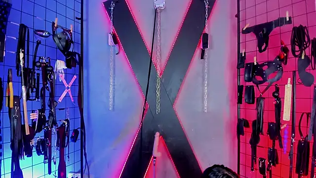 Chatroom XXX en direct de IzobethAri_BDSM