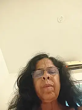 NakedMILFx Adlı Modelin Canlı XXX Sohbeti