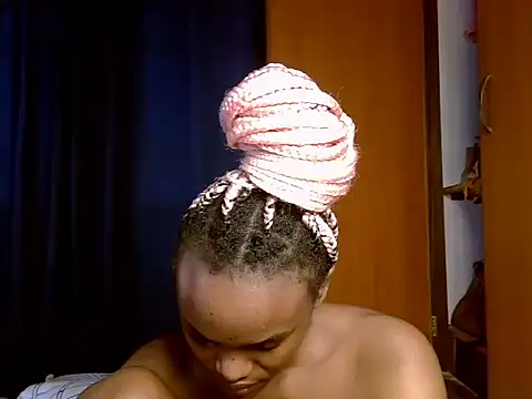 Queen_petite_ live XXX chat