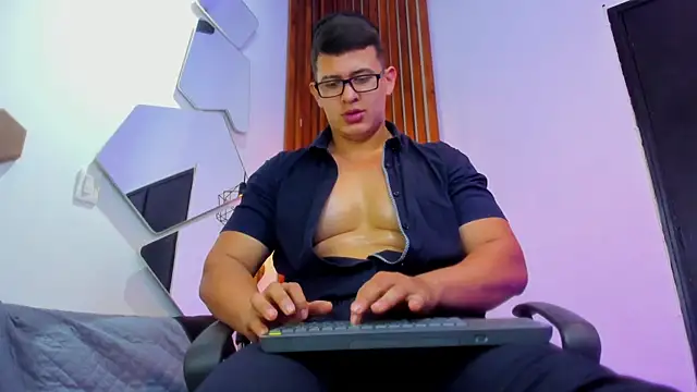 XXX chat uživo modela RomanCroft