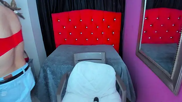 ScarletBigTitties' Live XXX Chat