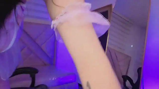 Hela_v Chat XXX in diretta