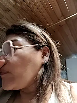 צ'אט XXX בשידור חי של AlexxiaaMat