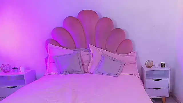 MiaColucci18 XXX чат на живо