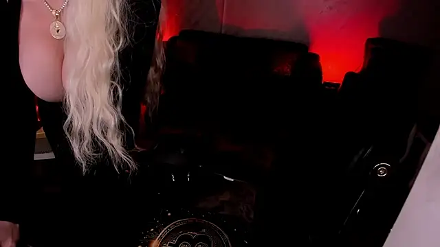FinDomGod's Live XXX Chat