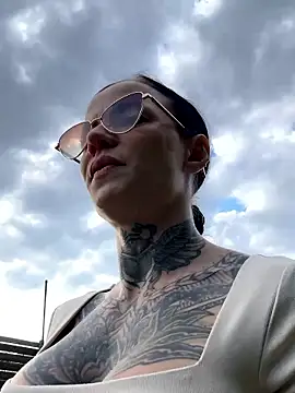XXX chat uživo modela SkinnyLilly