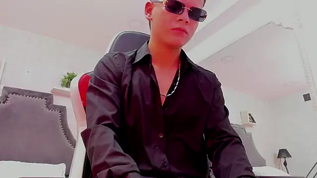 צ'אט XXX בשידור חי של DylanRoyce_
