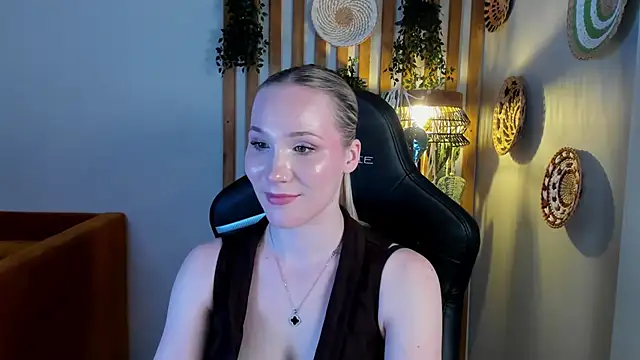ElaraVoltage's Live XXX Chat