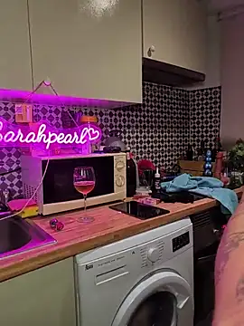 sarahpearlx's Live XXX Chat