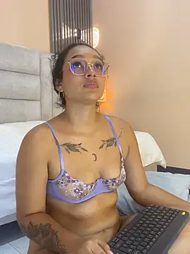 EMILYY_FOXY élő XXX-chatje