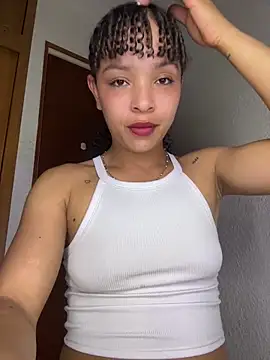 Yasmin777_ Adlı Modelin Canlı XXX Sohbeti