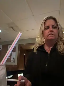 Milfshaker50's Live XXX Chat