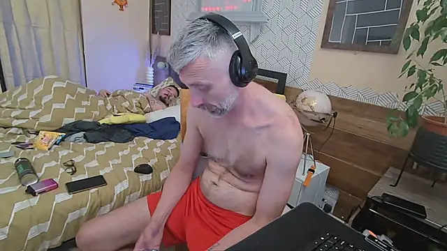 your-new-hoT-uncle: онлайн-секс-чат