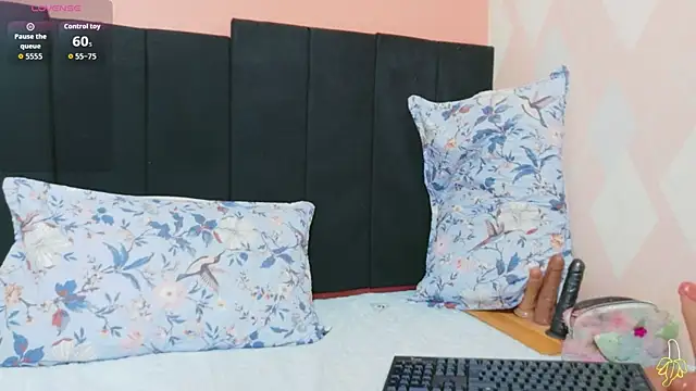 kinkyhousewifee élő XXX-chatje