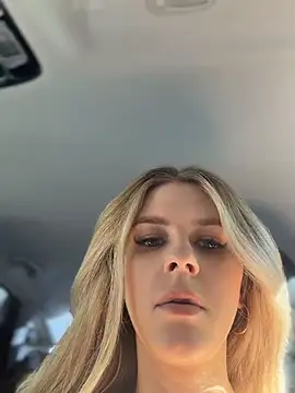 Chat +18 de Love_Bri ao vivo