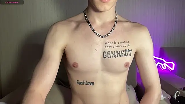 Travis_Gracile লাইভ XXX চ্যাট