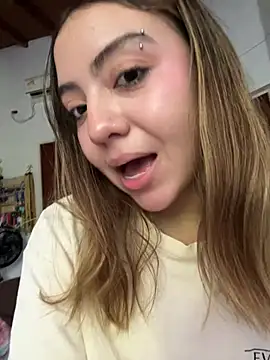 Bonni_lohan Adlı Modelin Canlı XXX Sohbeti