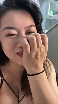 mo-mo-69's Live XXX Chat