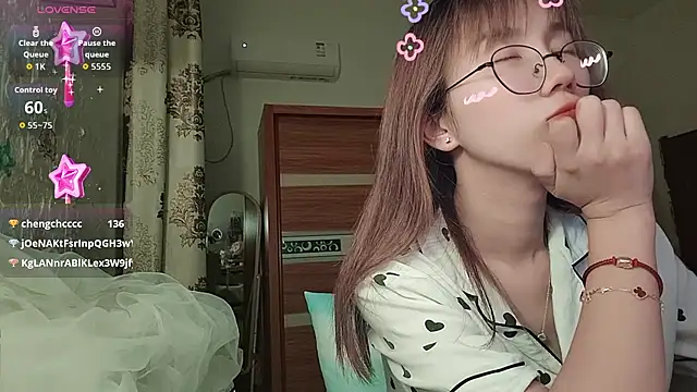 Lili_666 Adlı Modelin Canlı XXX Sohbeti