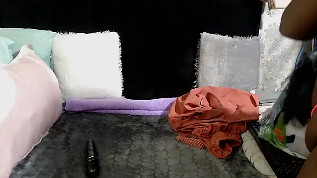 CyanBitch Adlı Modelin Canlı XXX Sohbeti