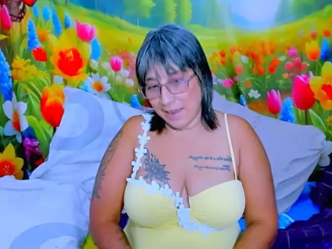 indianroxy's Live XXX Chat
