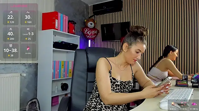 OfficeGirls: απευθείας συνομιλία ΧΧΧ
