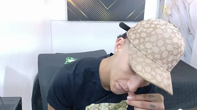 Czat XXX na żywo – GoldenDesireX_