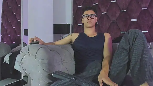 TonyBenedetti Adlı Modelin Canlı XXX Sohbeti