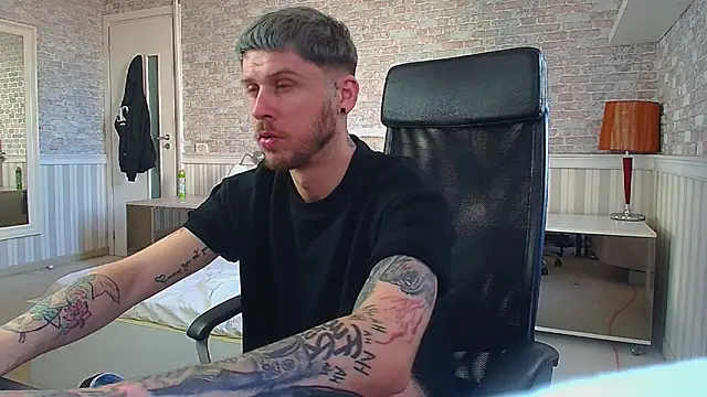 צ'אט XXX בשידור חי של JonahShaw