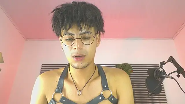 Chatroom XXX en direct de ThiiagoSaeenz
