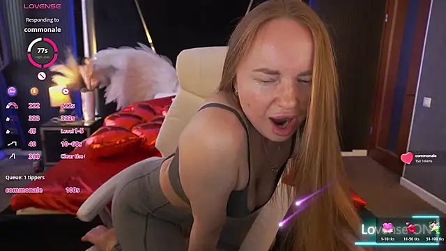 MiaRedFox's Live XXX Chat