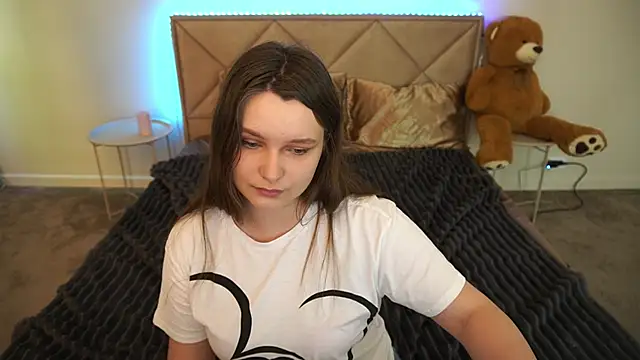 XXX chat uživo modela MagicPeachh_