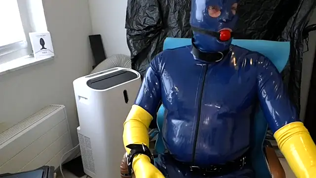 Pokazy przed kamerką – latexslaveboy