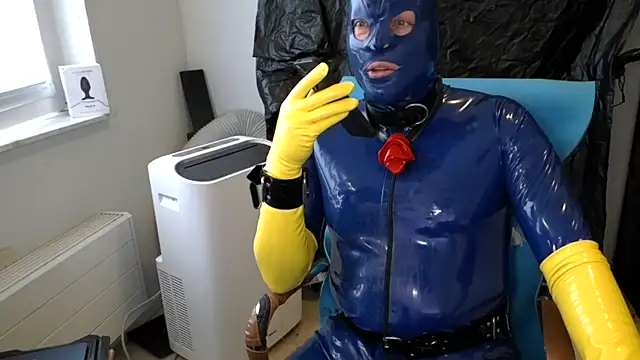 latexslaveboy Show in webcam