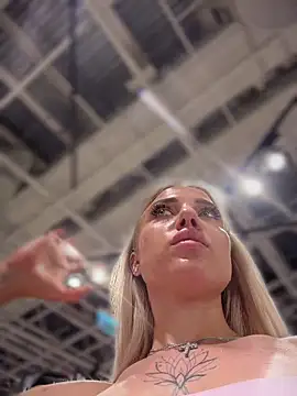 pinkstar_ élő XXX-chatje