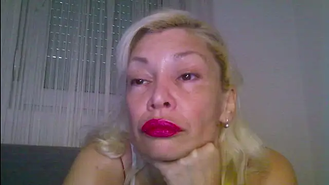EvaaMina's Live XXX Chat