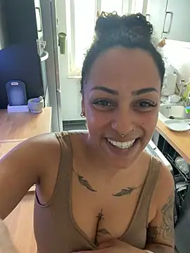 SweetPetiteNoirn Live XXX chat