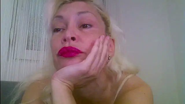 EvaaMina's Live XXX Chat