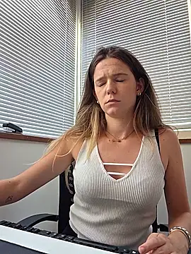 Chat +18 de lucie_mehott ao vivo