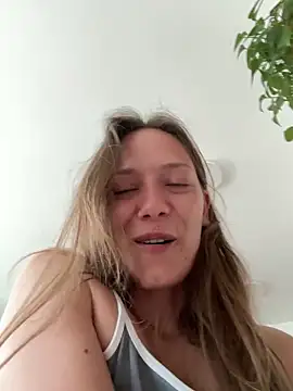 XXX chat uživo modela JulieLittleLove