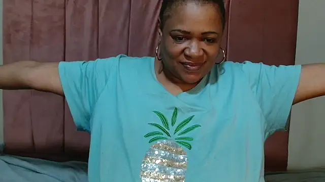 BUSTYQUEEN56_ élő XXX-chatje