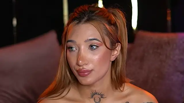 SiennaJayden Adlı Modelin Canlı XXX Sohbeti
