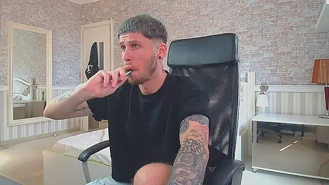 JonahShaw Live XXX-chat